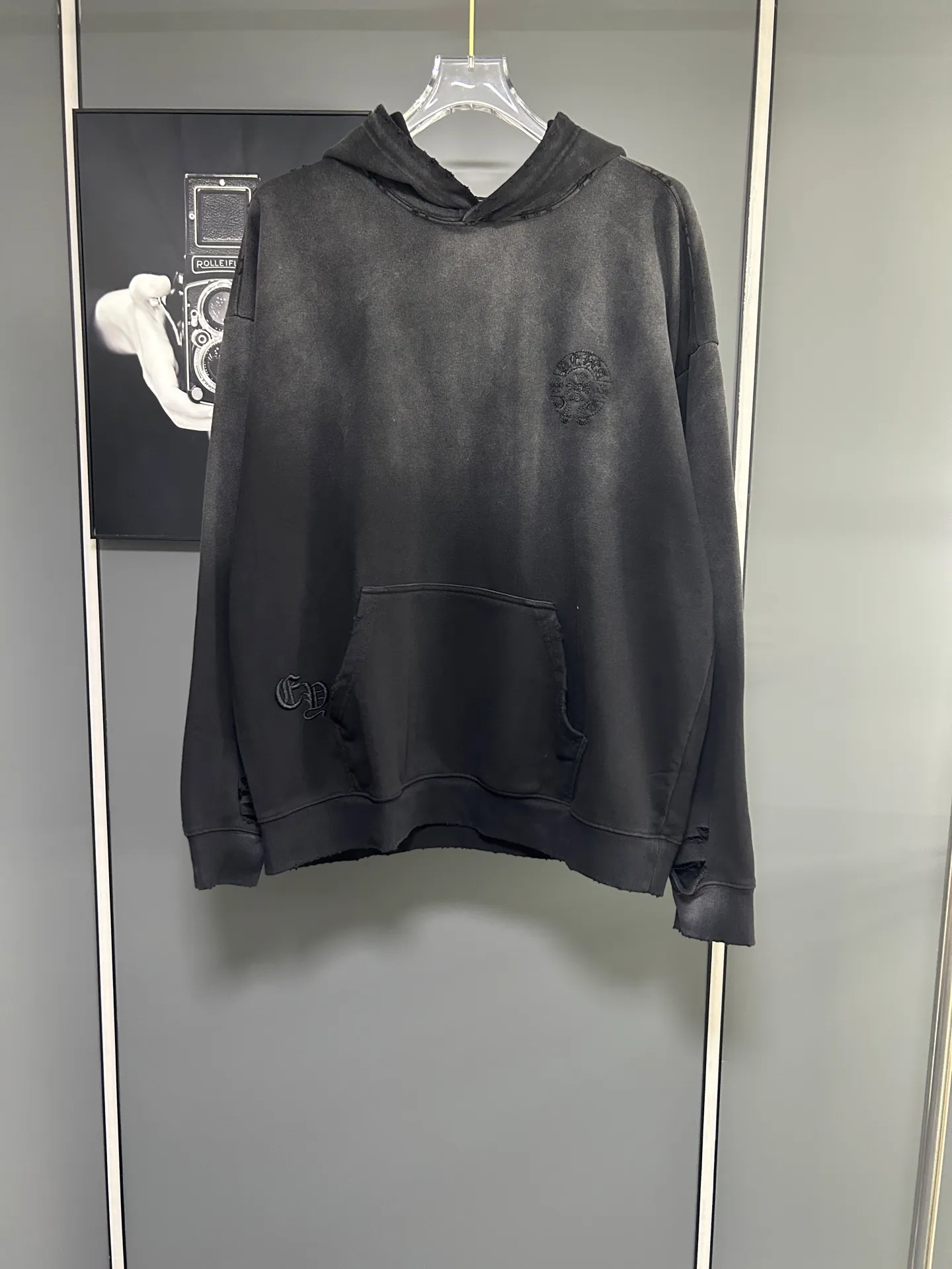 P310 𝗖𝗵𝗿𝗼𝗺𝗲 𝗛𝗲𝗮𝗿𝘁𝘀/Cro Heart 2025 Cross Patch Embroidery Summer New Original Single Counter American Acid Washed Distressed Laser Burnt Patch Embroidery Couple Casual Hooded Sweatshirt 👑The highest version! Customized fabric 440g tripe terry fabric! American acid-washed and distressed original fabric laser burnt ✟appliqué embroidery and exquisite embroidery of letters! The best-selling model at the counter. It is very comfortable to wear. It is low-key yet luxurious. It is very classy when worn. The large size and tailoring are needless to say. The upper body is exquisite and vivid. 👍High-end first-class materials. A truly palace-level product. The cotton from Turkey is of outstanding quality. After heavy washing, the clothes are very soft! Not picky, the upper body is absolutely stylish and extremely luxurious. Auxiliary materials: The original model has been authenticated and labeled ➕100% silk washed with water label. Genuine purchase-grade original hangtag➕matching hanging rope➕3D hanging beads➕original packaging bag. Craftsmanship: The original version has consistent wiring! The highest version of the armhole matching technique! Countless times of pattern making to 100% restore the original appearance! The correct version is the same for men and women, super eye-catching, super good-looking, and super atmospheric! Color: White Black Royal Blue Size, XS S M L